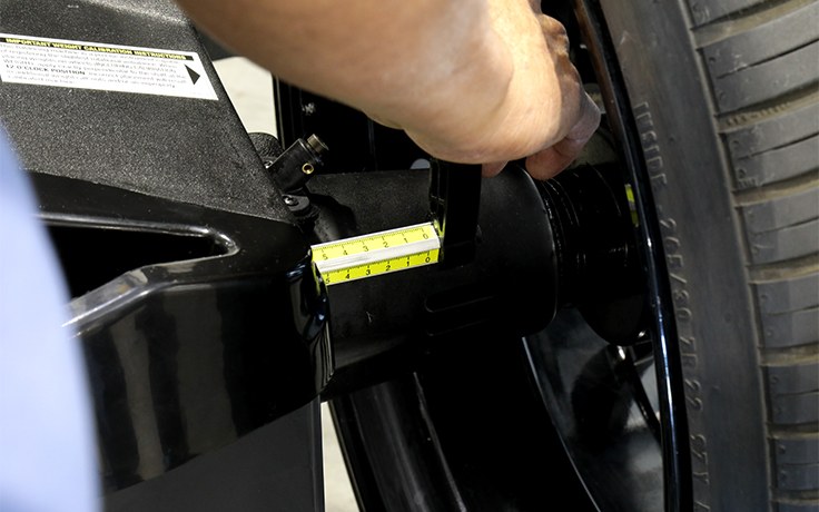 Automatic data entry wheel balancer